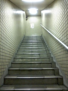 階段を上って地上へ